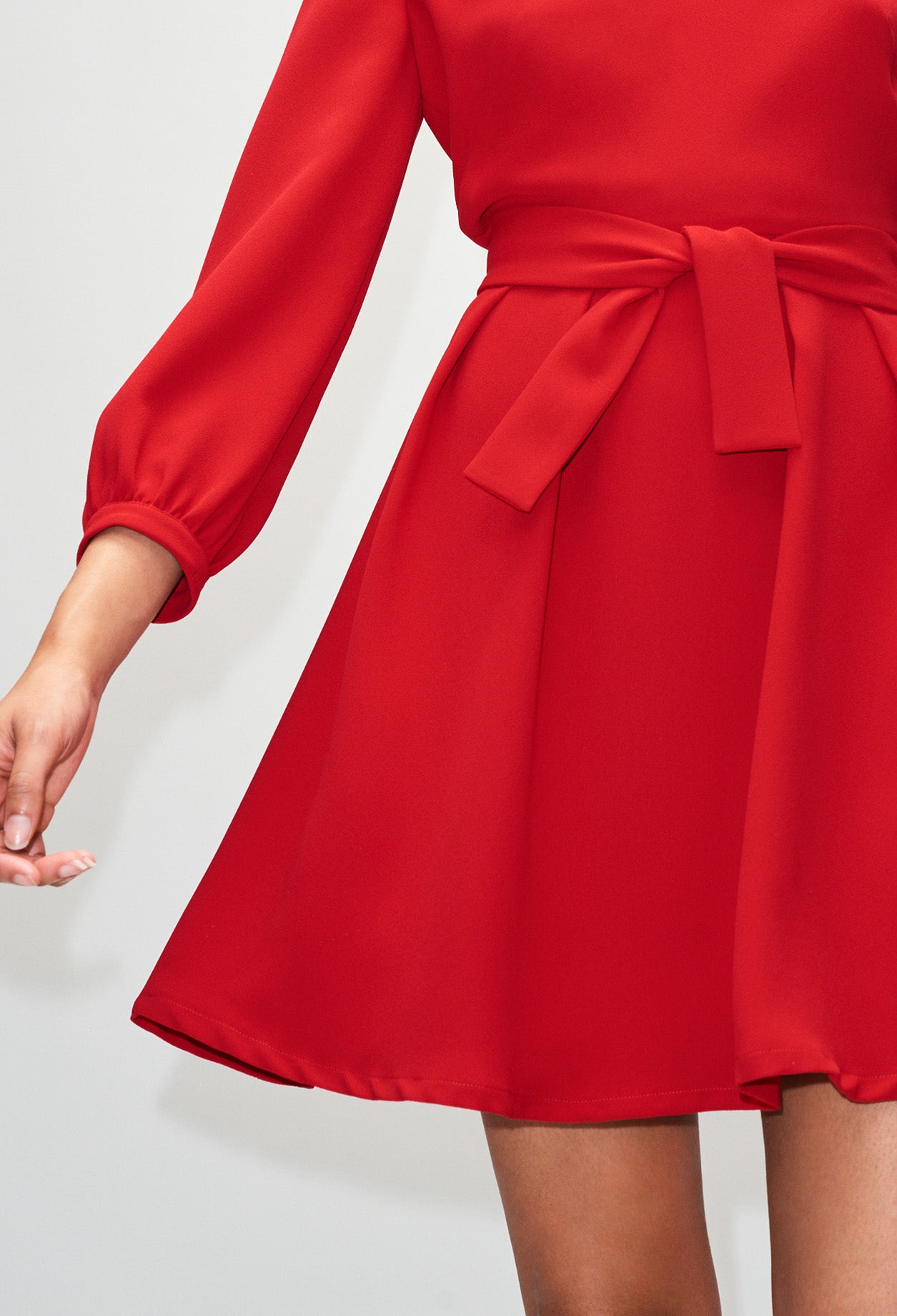 Robe col V fluide cintrée et ceinturée Faume - seconde main