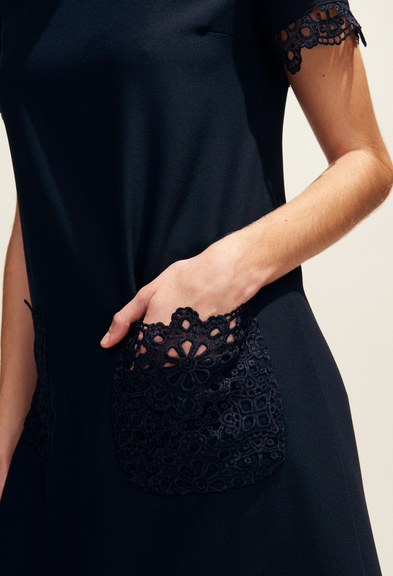 Robe manches courtes à poches dentelle Faume - seconde main