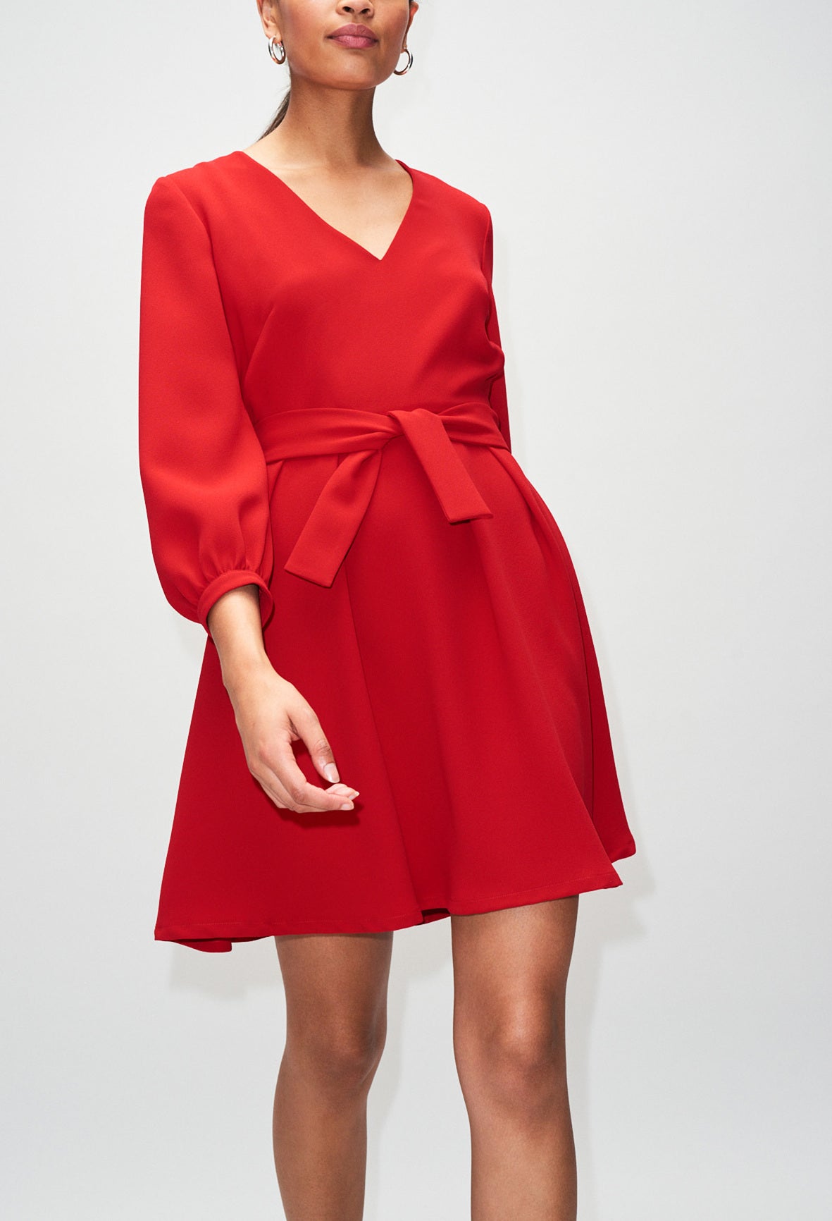 Robe col V fluide cintrée et ceinturée Faume - seconde main