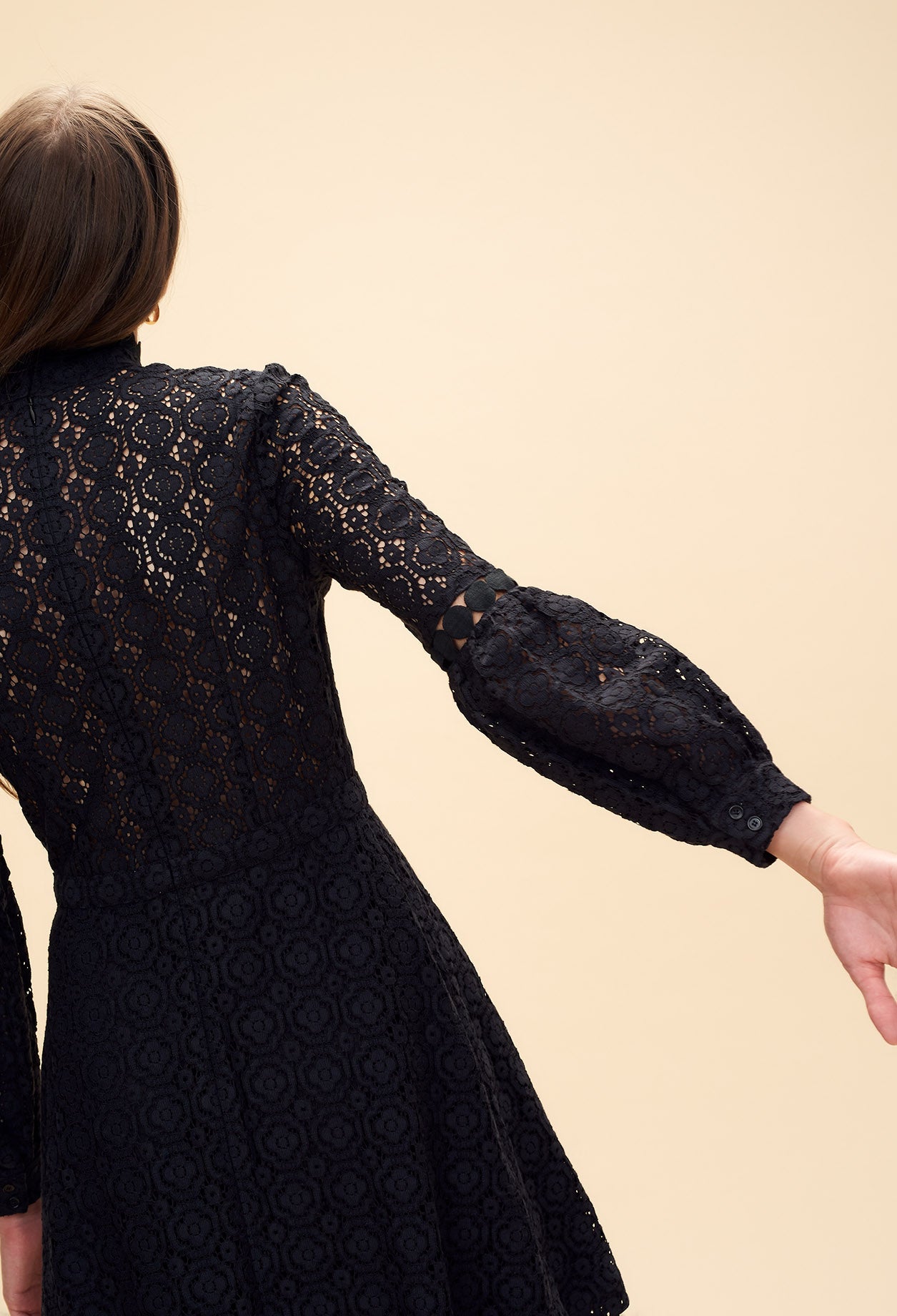 Robe cintrée en dentelle col montant Faume - seconde main