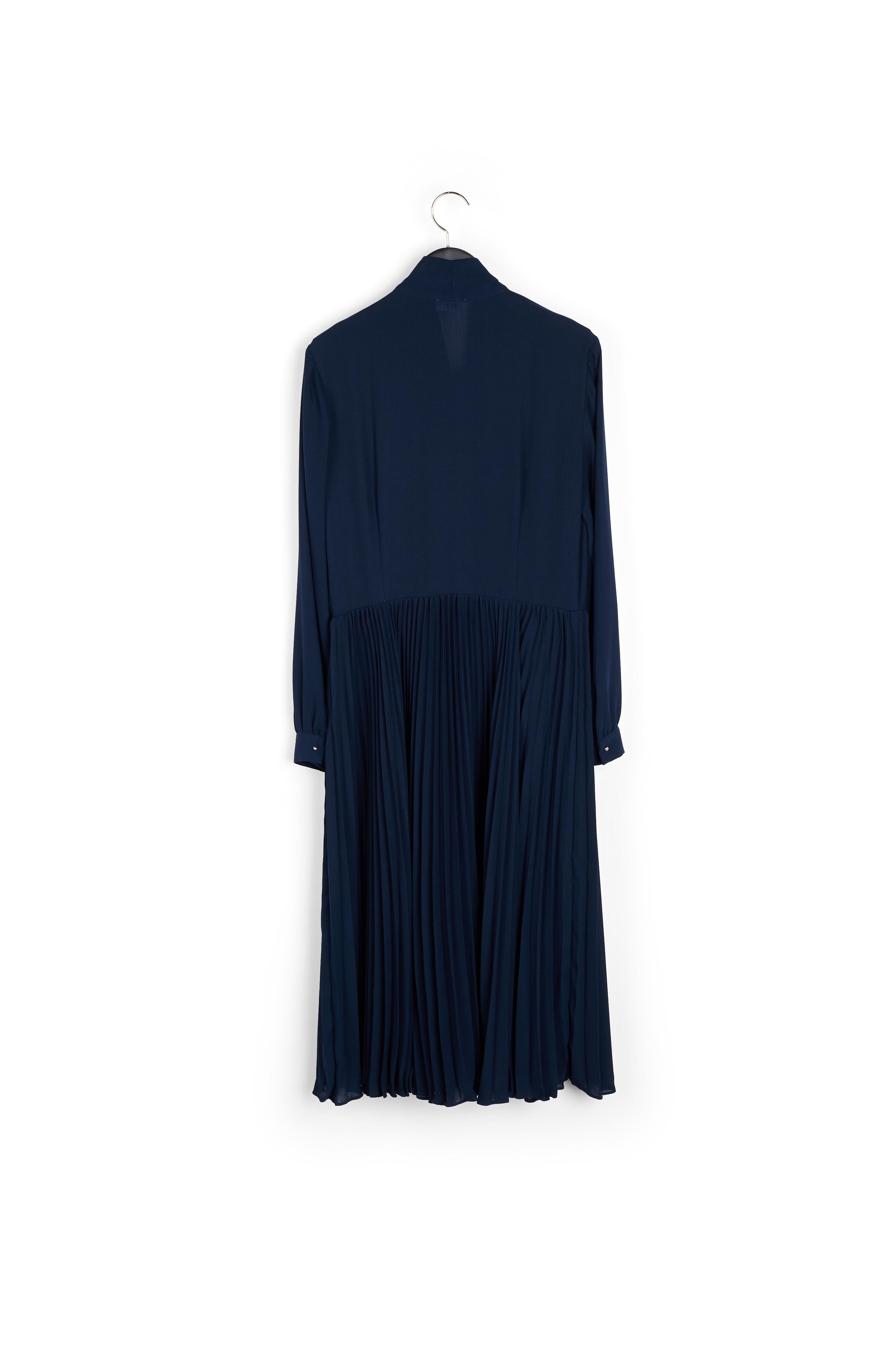 Robe longue pliss?�e ?� col lavalli?�re