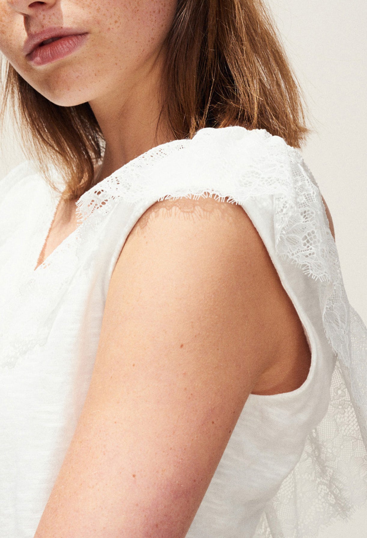 T-shirt col V à volants dentelle Faume - seconde main