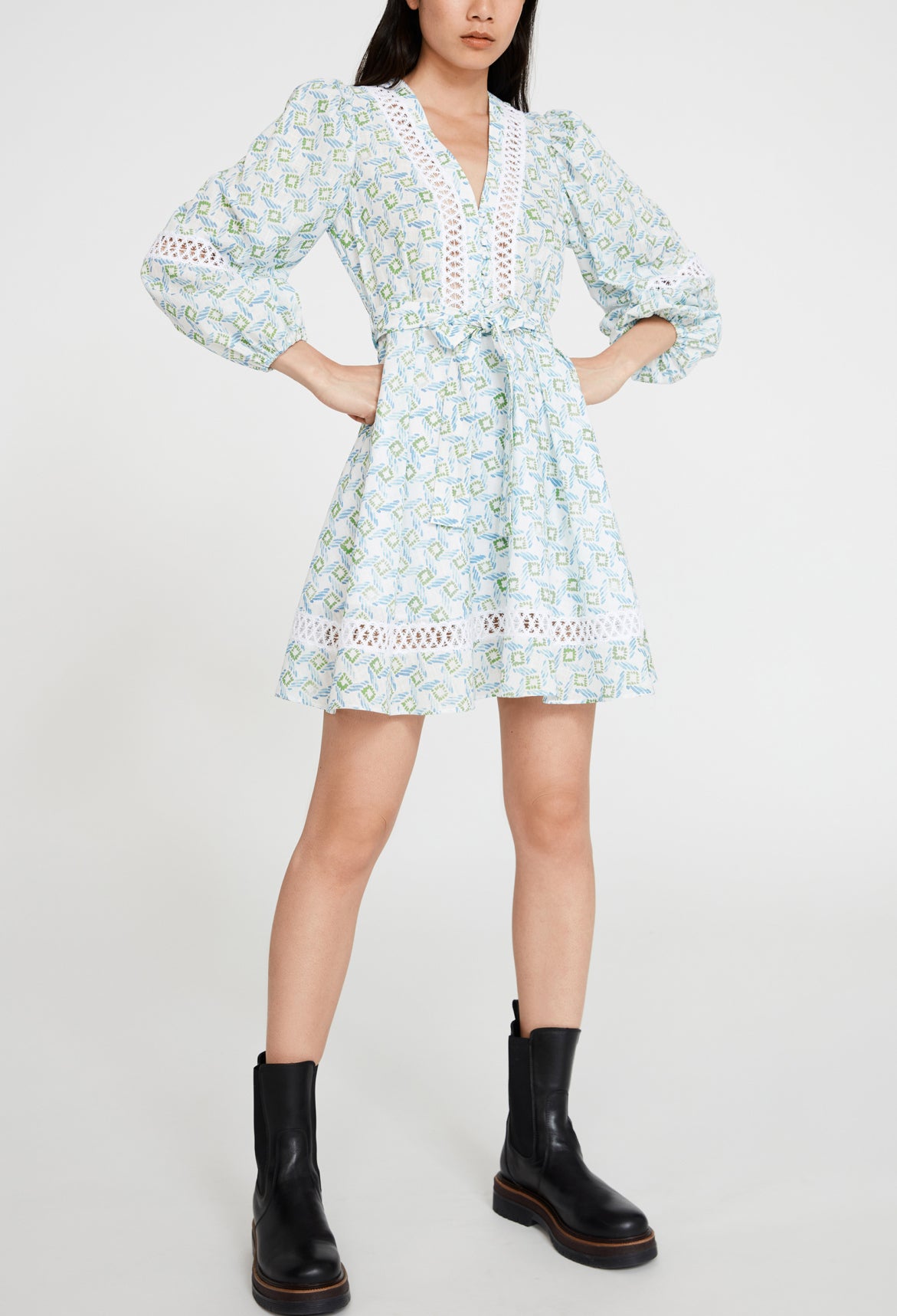 Robe imprimée bleue à galons de dentelle Faume - seconde main