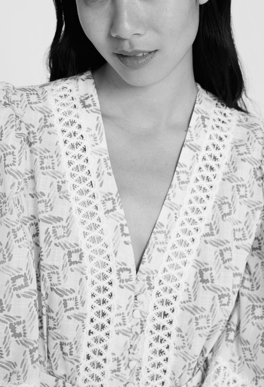 Robe imprimée bleue à galons de dentelle Faume - seconde main