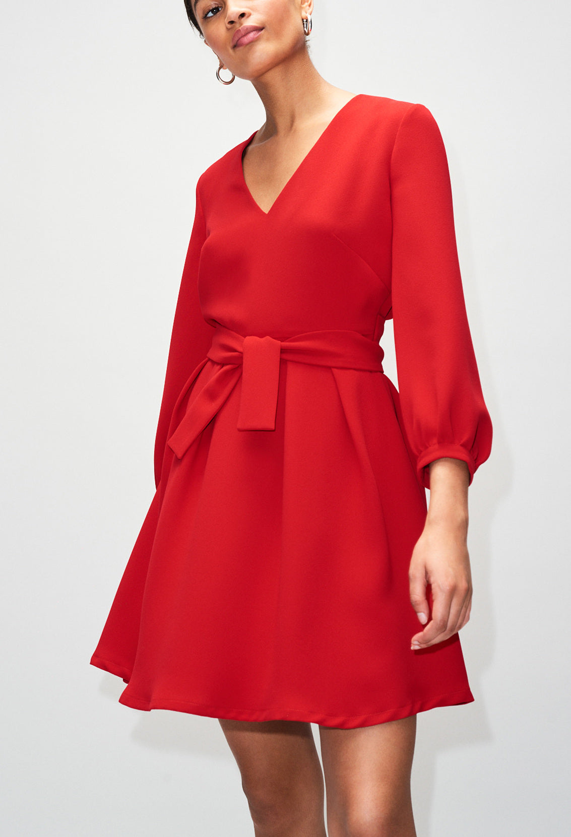 Robe col V fluide cintrée et ceinturée Faume - seconde main