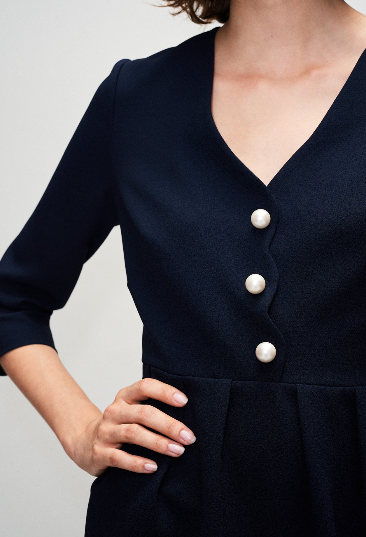 Robe col V cintrée à boutons perlés Faume - seconde main