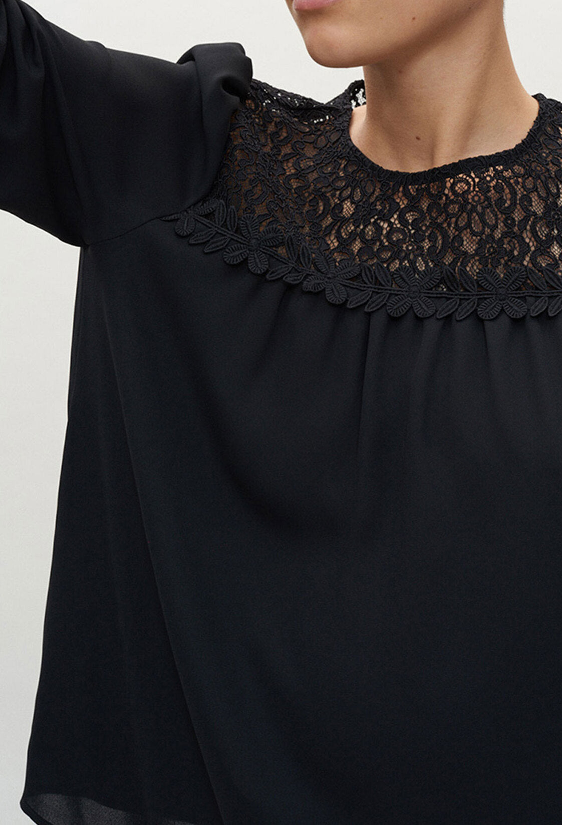 Blouse noire à dentelle Faume - seconde main