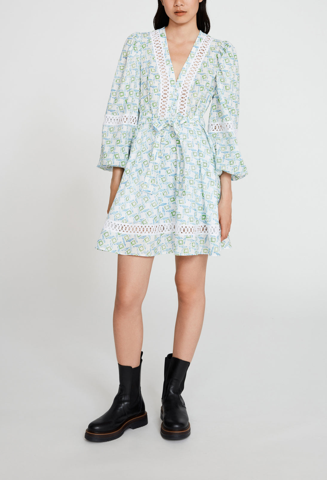 Robe imprimée bleue à galons de dentelle Faume - seconde main