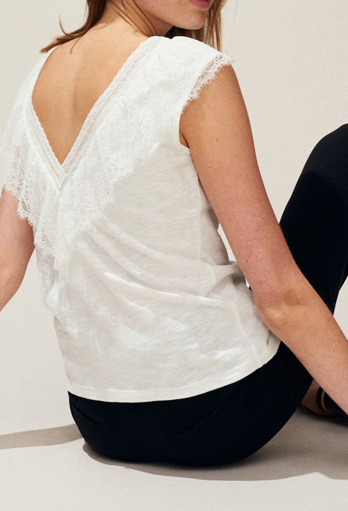 T-shirt col V à volants dentelle Faume - seconde main