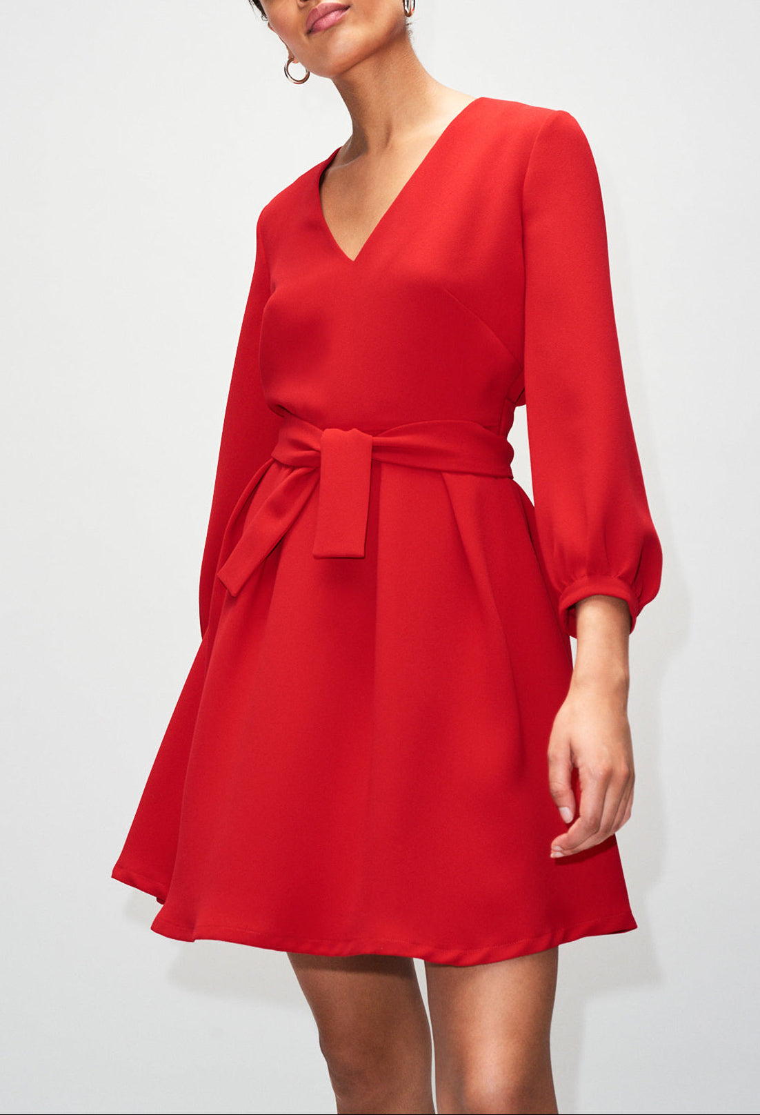 Robe col V fluide cintrée et ceinturée Faume - seconde main