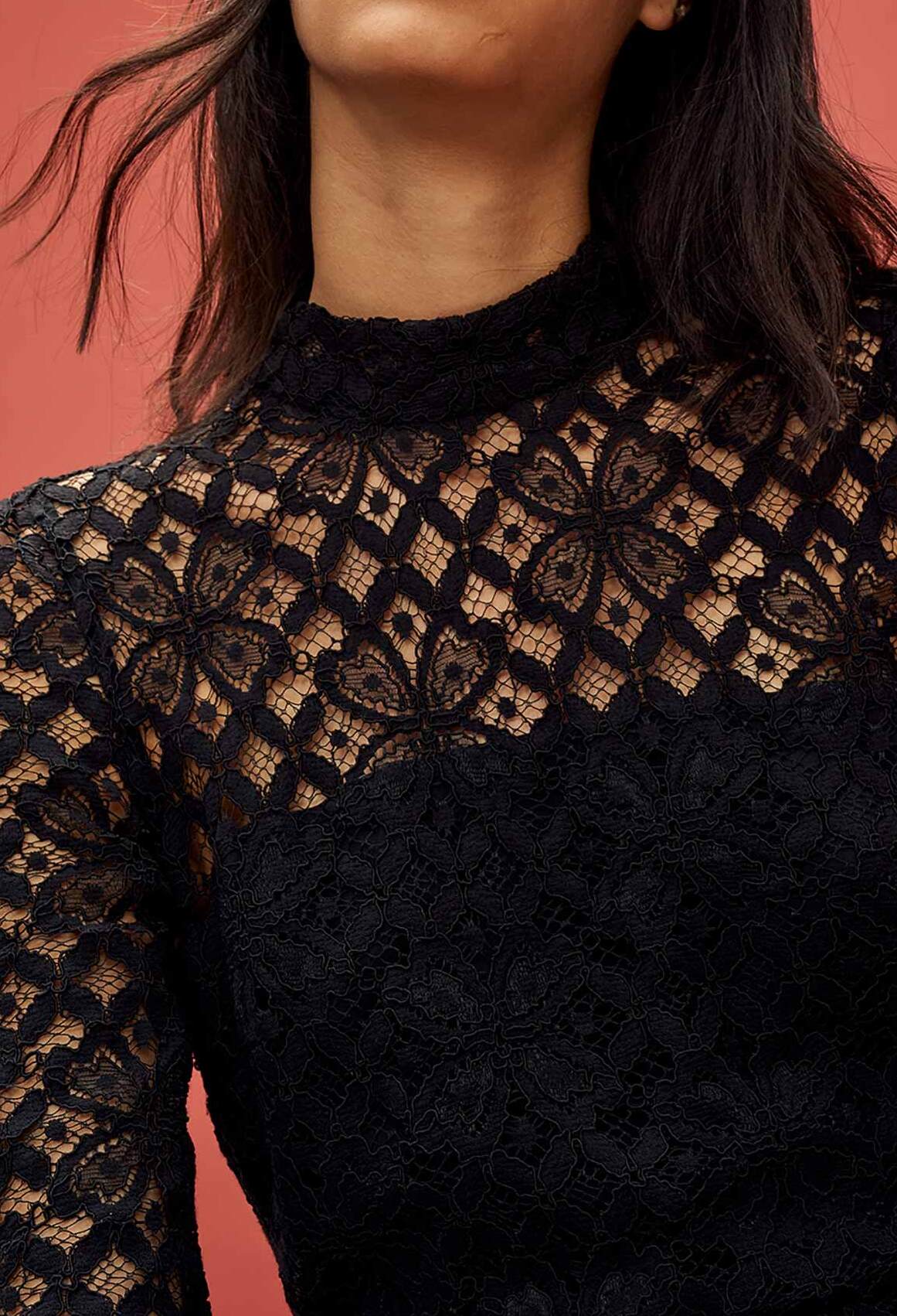 Robe en dentelle cintrée à volants Faume - seconde main